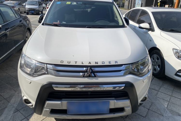 Used Mitsubishi Outlander 2014 2.4L 4x4 Deluxe Value Edition 5 Seats Exterior 1
