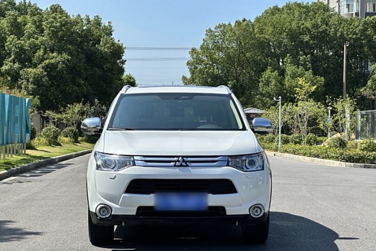 Used Mitsubishi Outlander 2014 2.4L 4x4 Deluxe Value Edition 7 Seats Exterior 2
