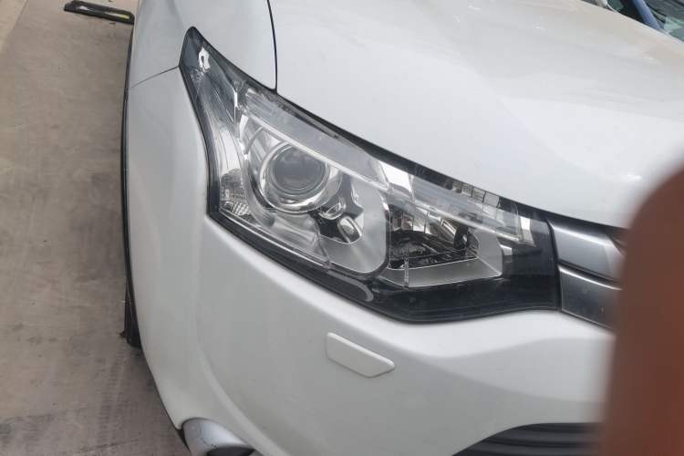 Used Mitsubishi Outlander 2014 2.4L 4x4 Deluxe Value Edition 7 Seats Exterior 3