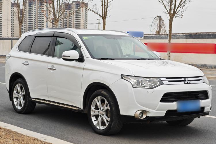 Used Mitsubishi Outlander 2014 2.4L 4x4 Deluxe Value Edition 7 Seats Exterior 3