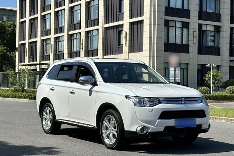 Used Mitsubishi Outlander 2014 2.4L 4x4 Deluxe Value Edition 7 Seats Exterior 3