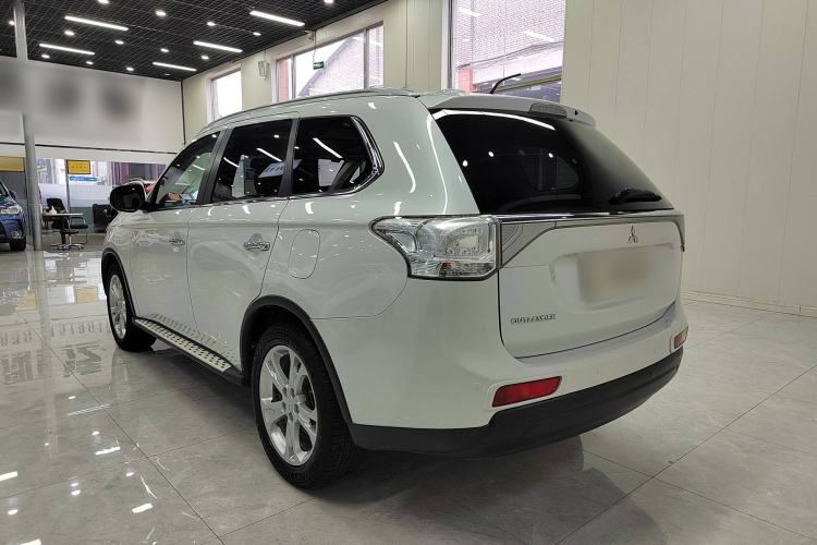 Used Mitsubishi Outlander 2014 2.4L 4x4 Deluxe Value Edition 7 Seats Exterior 4