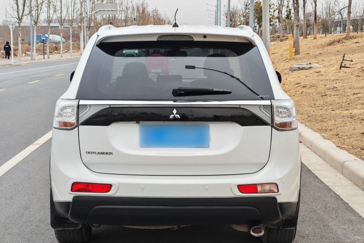 Used Mitsubishi Outlander 2014 2.4L 4x4 Deluxe Value Edition 7 Seats Exterior 4