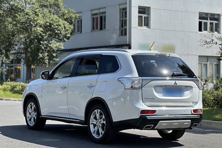 Used Mitsubishi Outlander 2014 2.4L 4x4 Deluxe Value Edition 7 Seats Exterior 4