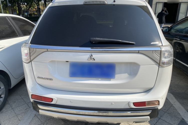Used Mitsubishi Outlander 2014 2.4L 4x4 Deluxe Value Edition 5 Seats Exterior 4