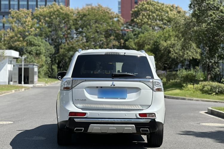 Used Mitsubishi Outlander 2014 2.4L 4x4 Deluxe Value Edition 7 Seats Exterior 5