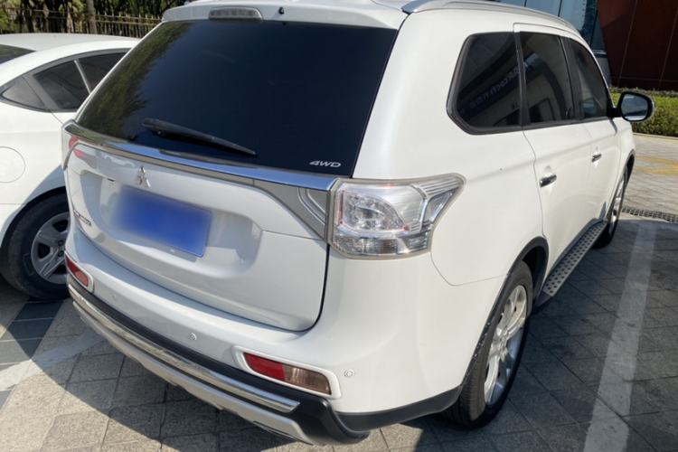 Used Mitsubishi Outlander 2014 2.4L 4x4 Deluxe Value Edition 5 Seats Exterior 5