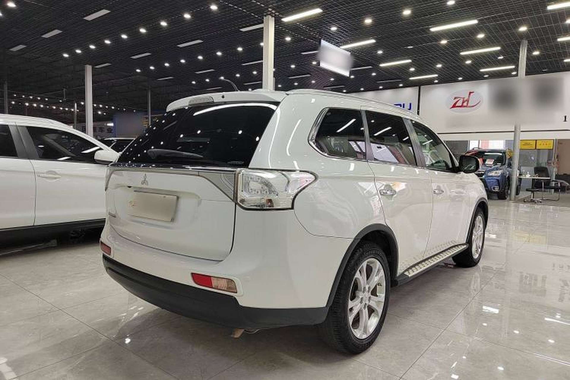 Used Mitsubishi Outlander 2014 2.4L 4x4 Deluxe Value Edition 7 Seats Exterior 6