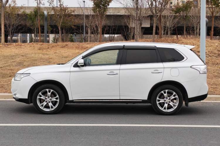Used Mitsubishi Outlander 2014 2.4L 4x4 Deluxe Value Edition 7 Seats Exterior 6