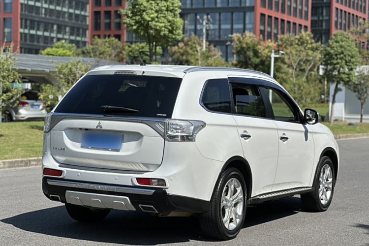 Used Mitsubishi Outlander 2014 2.4L 4x4 Deluxe Value Edition 7 Seats Exterior 6