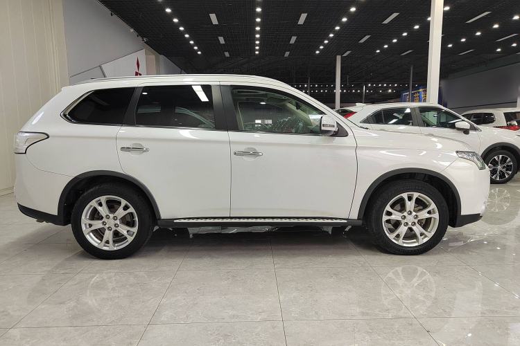 Used Mitsubishi Outlander 2014 2.4L 4x4 Deluxe Value Edition 7 Seats Exterior 7