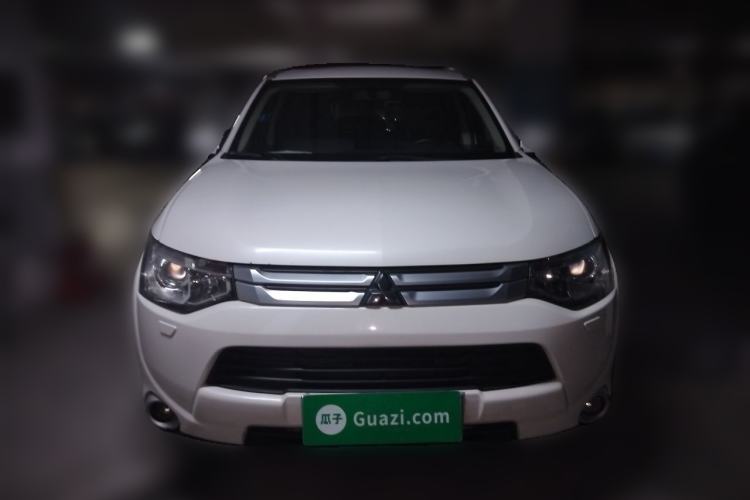 Used Mitsubishi Outlander 2014 2.4L 4x4 Deluxe Value Edition 7 Seats Front