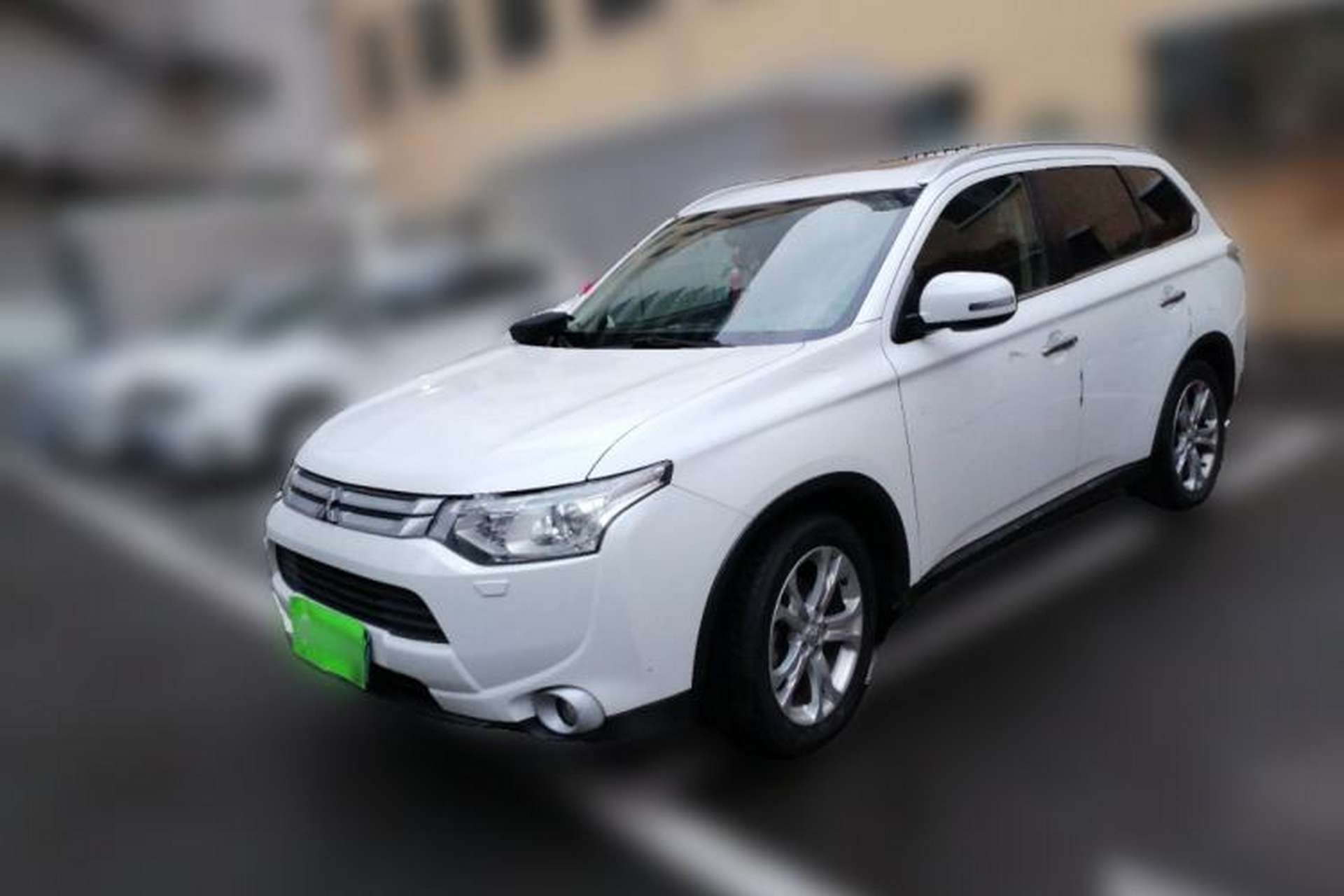 Used Mitsubishi Outlander 2014 2.4L 4x4 Deluxe Value Edition 5 Seats Front Left 45 Deg