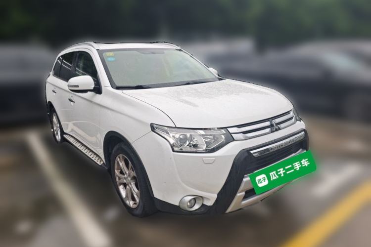 Used Mitsubishi Outlander 2014 2.4L 4x4 Deluxe Value Edition 5 Seats Front Right 45 Deg