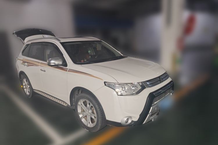 Used Mitsubishi Outlander 2014 2.4L 4x4 Deluxe Value Edition 5 Seats Front Right 45 Deg