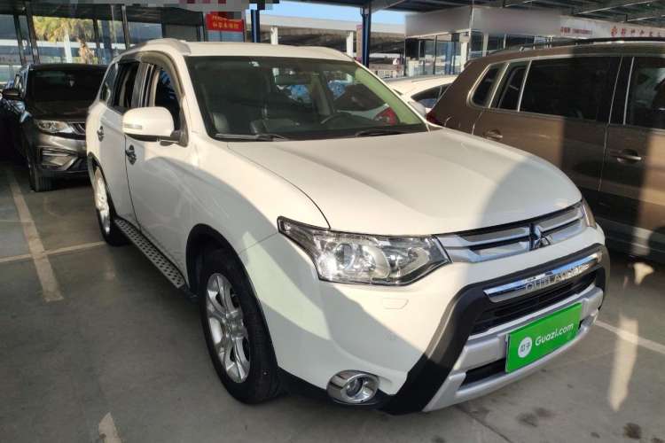 Used Mitsubishi Outlander 2014 2.4L 4x4 Deluxe Value Edition 5 Seats Front Right 45 Deg