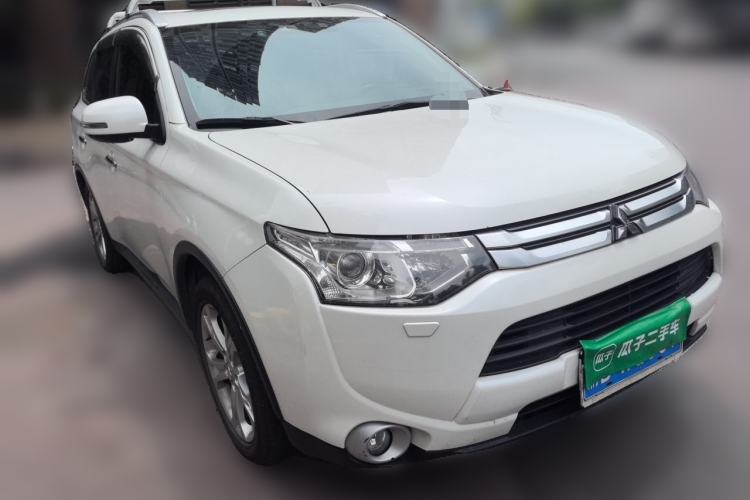 Used Mitsubishi Outlander 2014 2.4L 4x4 Deluxe Value Edition 5 Seats Front Right 45 Deg