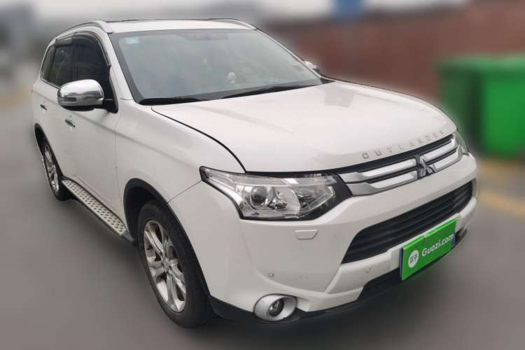Used Mitsubishi Outlander 2014 2.4L 4x4 Deluxe Value Edition 5 Seats Front Right 45 Deg