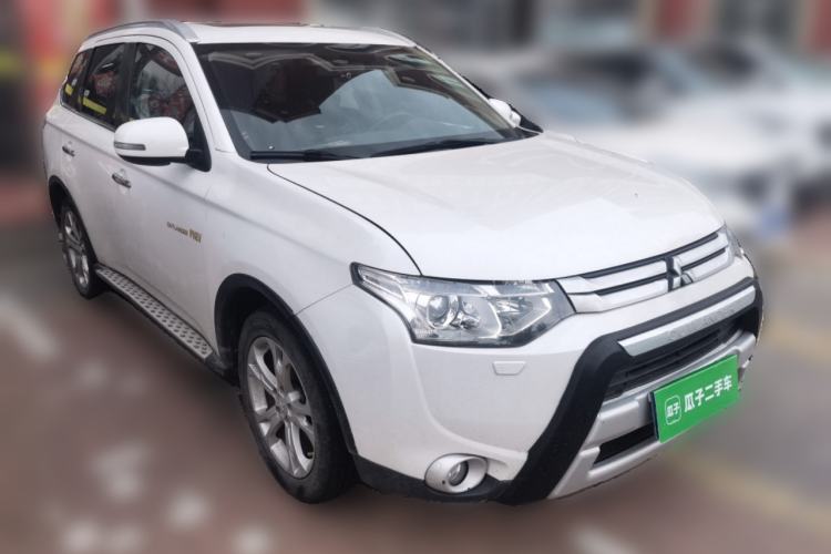 Used Mitsubishi Outlander 2014 2.4L 4x4 Deluxe Value Edition 5 Seats Front Right 45 Deg