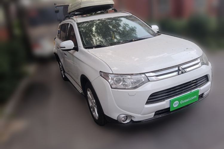 Used Mitsubishi Outlander 2014 2.4L 4x4 Deluxe Value Edition 5 Seats Front Right 45 Deg