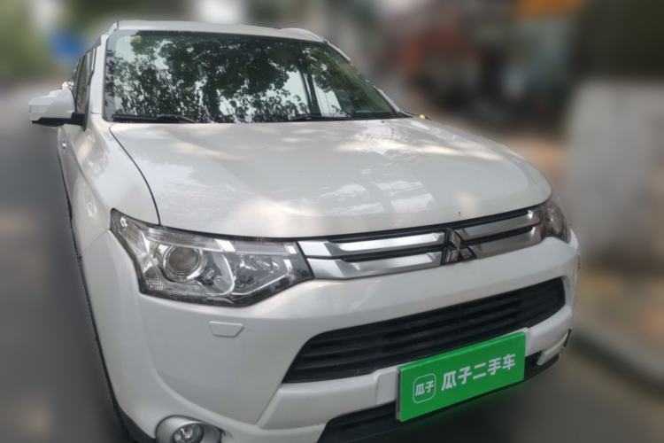 Used Mitsubishi Outlander 2014 2.4L 4x4 Deluxe Value Edition 5 Seats Front Right 45 Deg