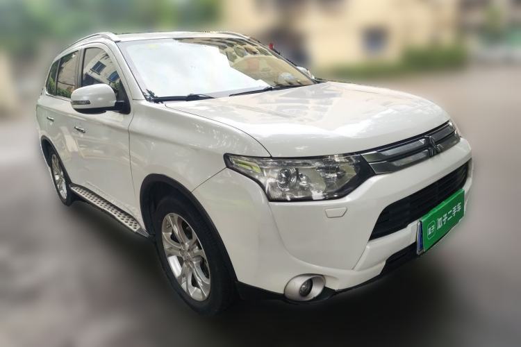 Used Mitsubishi Outlander 2014 2.4L 4x4 Deluxe Value Edition 7 Seats Front Right 45 Deg