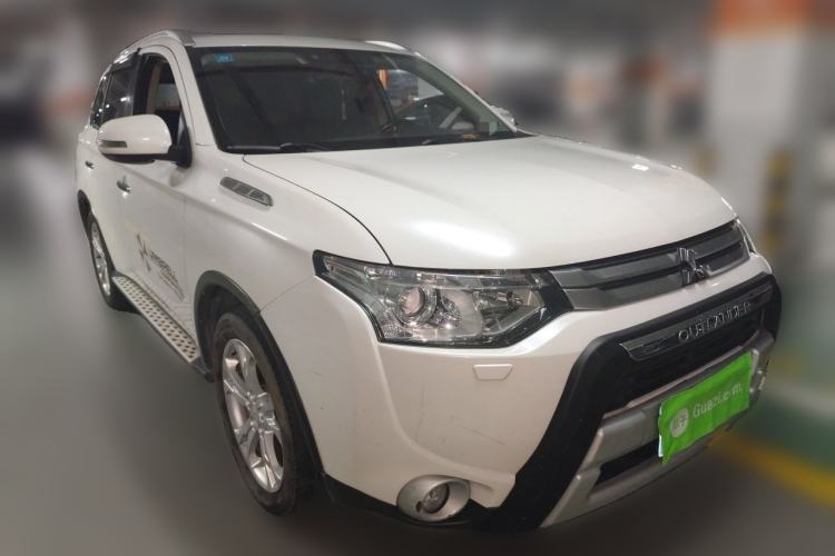 Used Mitsubishi Outlander 2014 2.4L 4x4 Deluxe Value Edition 5 Seats Front Right 45 Deg
