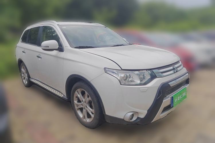 Used Mitsubishi Outlander 2014 2.4L 4x4 Deluxe Value Edition 5 Seats Front Right 45 Deg
