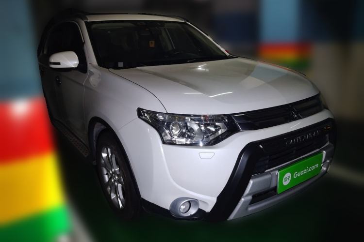 Used Mitsubishi Outlander 2014 2.4L 4x4 Deluxe Value Edition 5 Seats Front Right 45 Deg