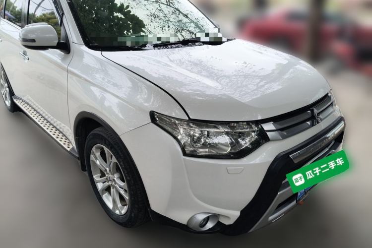 Used Mitsubishi Outlander 2014 2.4L 4x4 Deluxe Value Edition 5 Seats Front Right 45 Deg