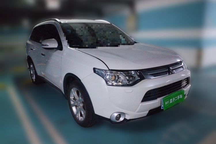 Used Mitsubishi Outlander 2014 2.4L 4x4 Deluxe Value Edition 7 Seats Front Right 45 Deg
