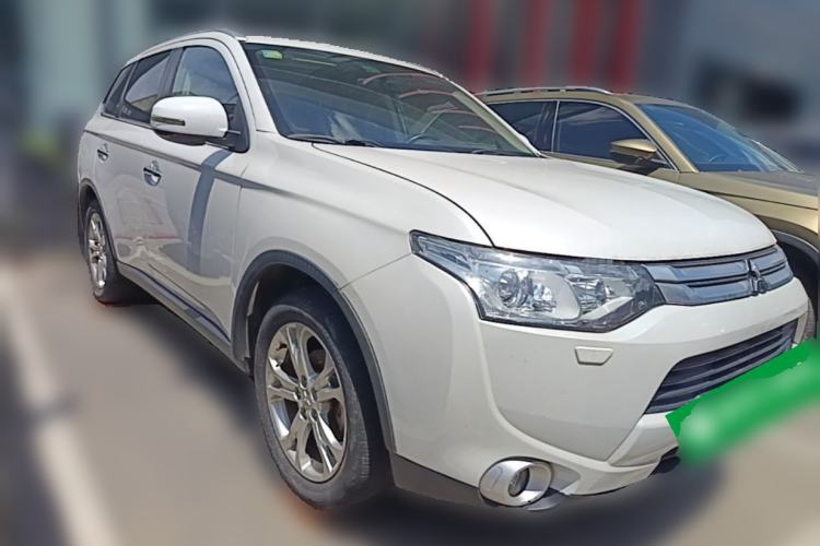 Used Mitsubishi Outlander 2014 2.4L 4x4 Deluxe Value Edition 5 Seats Front Right 45 Deg