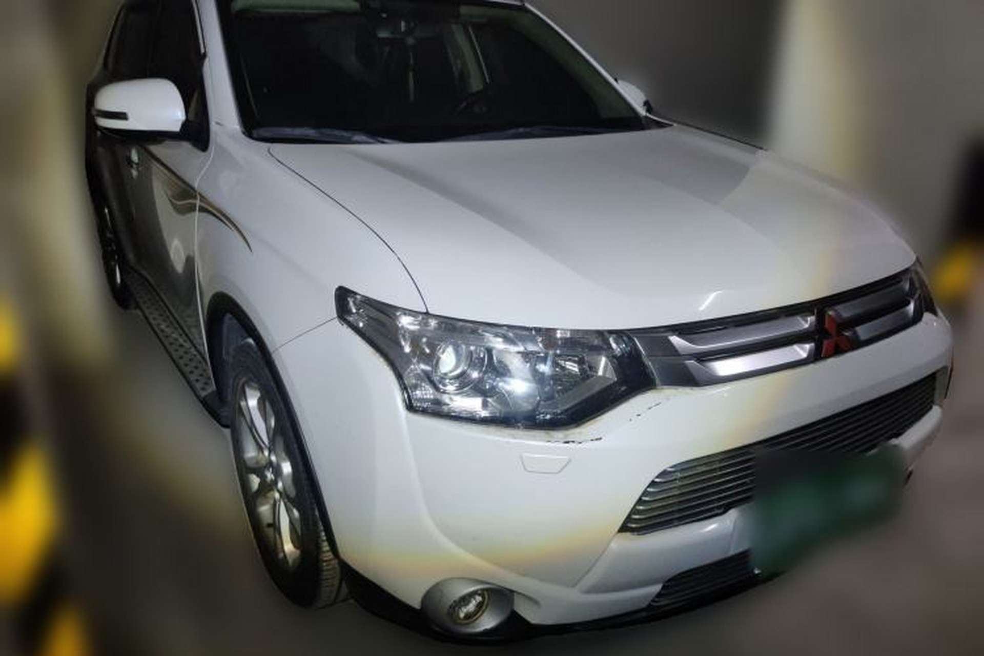 Used Mitsubishi Outlander 2014 2.4L 4x4 Deluxe Value Edition 7 Seats Front Right 45 Deg
