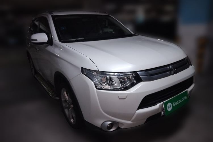 Used Mitsubishi Outlander 2014 2.4L 4x4 Deluxe Value Edition 7 Seats Front Right 45 Deg