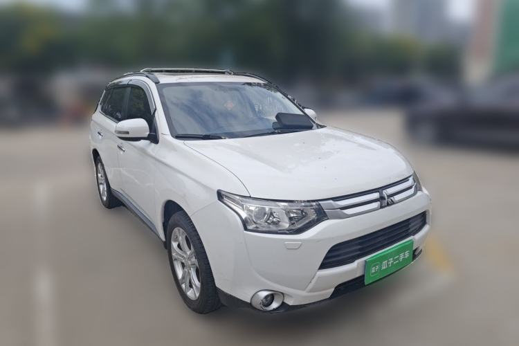 Used Mitsubishi Outlander 2014 2.4L 4x4 Deluxe Value Edition 5 Seats Front Right 45 Deg