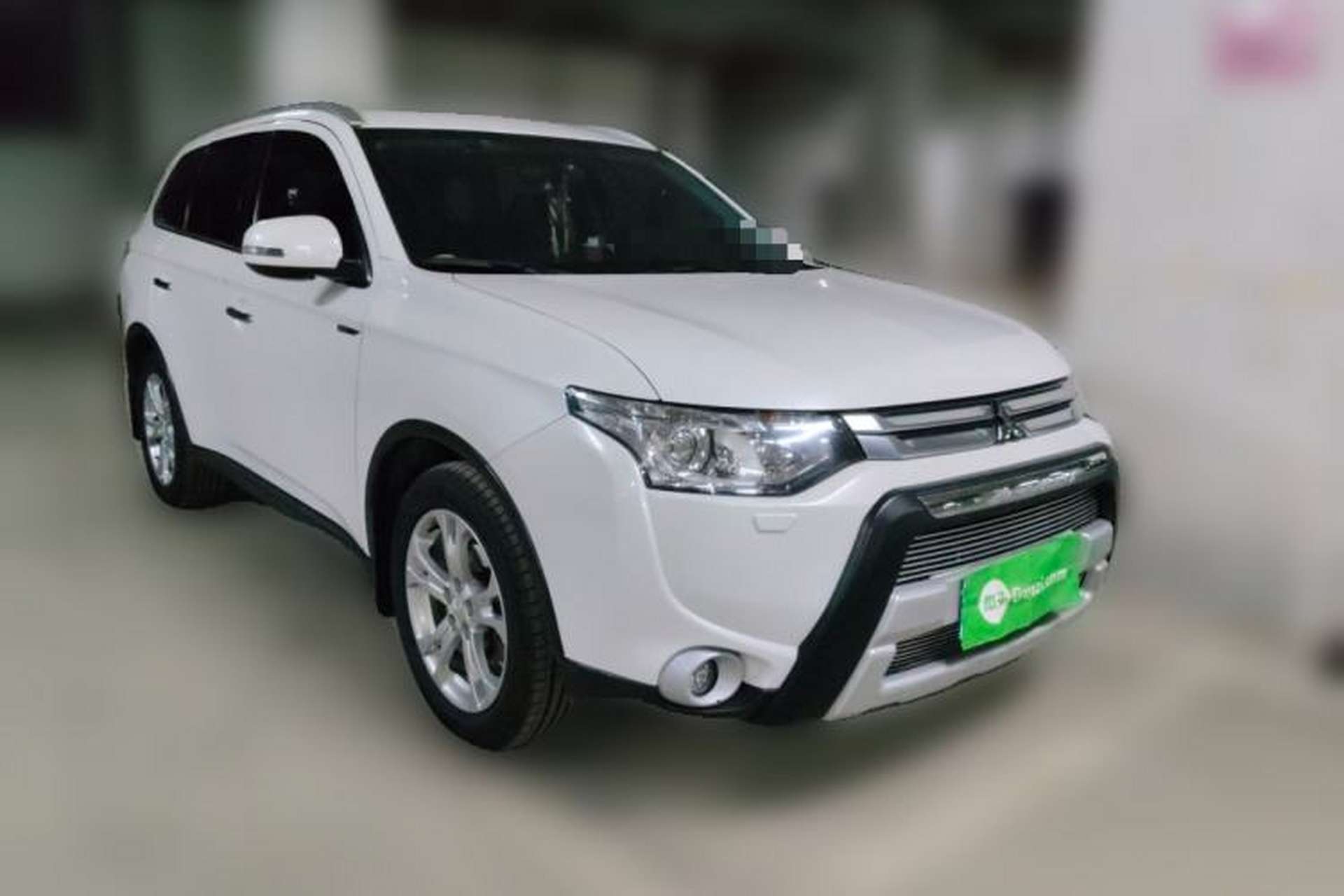 Used Mitsubishi Outlander 2014 2.4L 4x4 Deluxe Value Edition 5 Seats Front Right 45 Deg