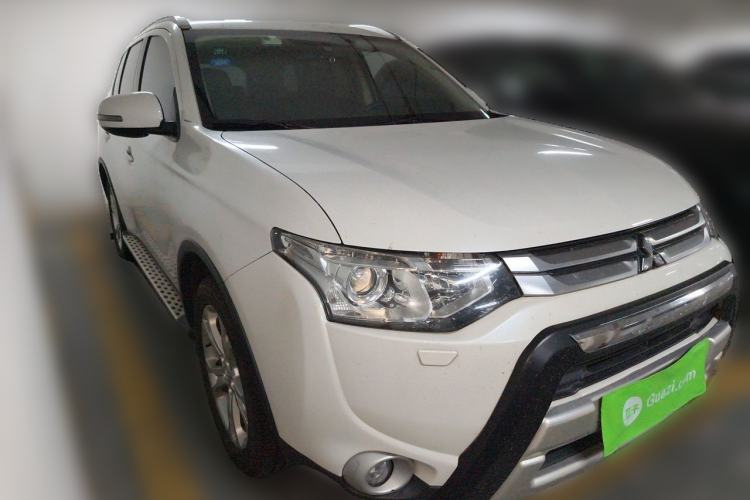 Used Mitsubishi Outlander 2014 2.4L 4x4 Deluxe Value Edition 5 Seats Front Right 45 Deg