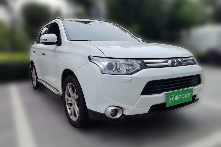 Used Mitsubishi Outlander 2014 2.4L 4x4 Deluxe Value Edition 5 Seats Front Right 45 Deg