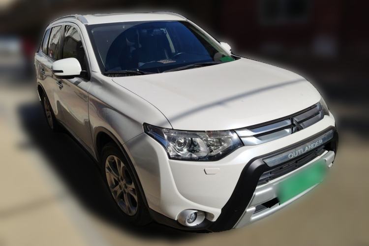 Used Mitsubishi Outlander 2014 2.4L 4x4 Deluxe Value Edition 5 Seats Front Right 45 Deg
