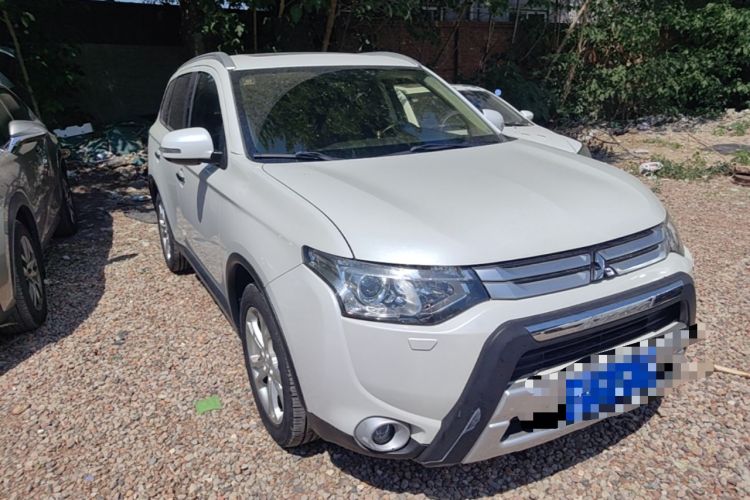 Used Mitsubishi Outlander 2014 2.4L 4x4 Deluxe Value Edition 5 Seats Front Right 45 Deg