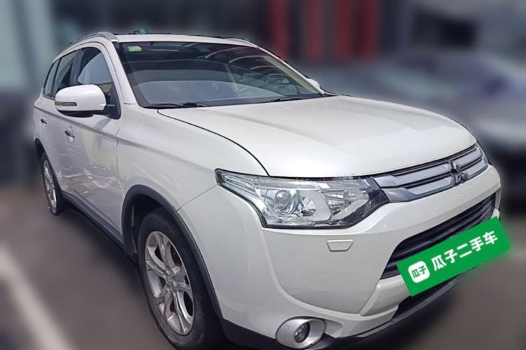Used Mitsubishi Outlander 2014 2.4L 4x4 Deluxe Value Edition 5 Seats Front Right 45 Deg