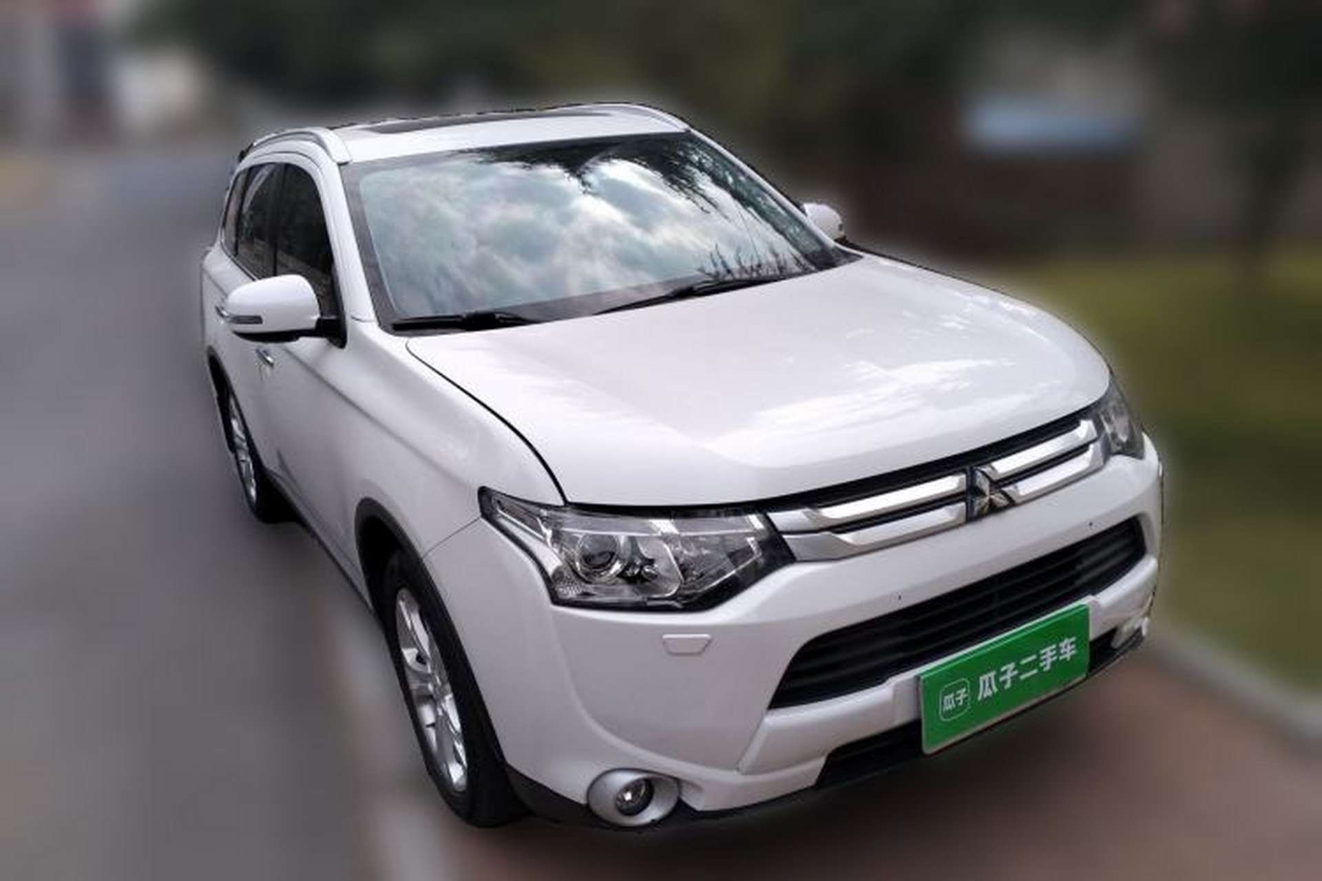Used Mitsubishi Outlander 2014 2.4L 4x4 Deluxe Value Edition 5 Seats Front Right 45 Deg