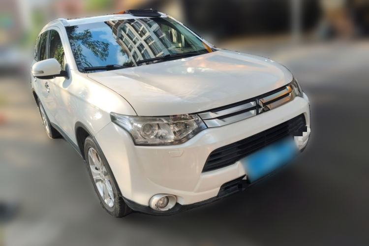 Used Mitsubishi Outlander 2014 2.4L 4x4 Deluxe Value Edition 5 Seats Front Right 45 Deg