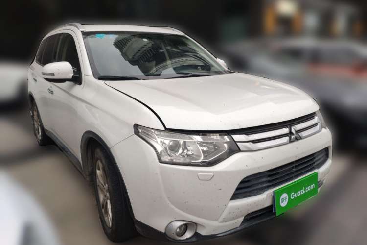 Used Mitsubishi Outlander 2014 2.4L 4x4 Deluxe Value Edition 5 Seats Front Right 45 Deg