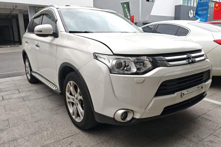 Used Mitsubishi Outlander 2014 2.4L 4x4 Deluxe Value Edition 5 Seats Front Right 45 Deg