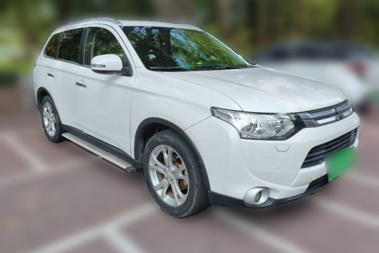 Used Mitsubishi Outlander 2014 2.4L 4x4 Deluxe Value Edition 5 Seats Front Right 45 Deg