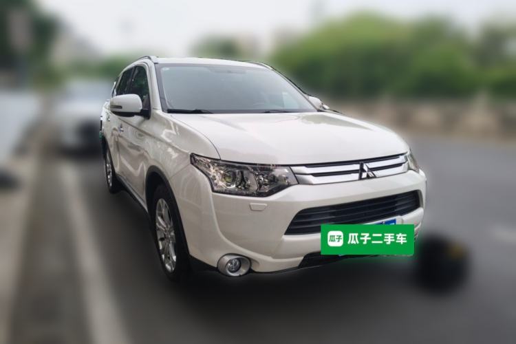 Used Mitsubishi Outlander 2014 2.4L 4x4 Deluxe Value Edition 7 Seats Front Right 45 Deg