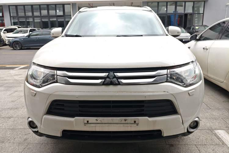 Used Mitsubishi Outlander 2014 2.4L 4x4 Deluxe Value Edition 5 Seats Front