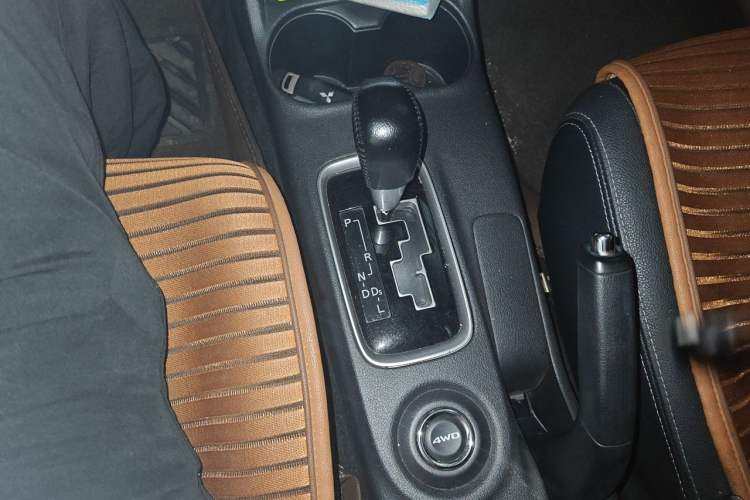 Used Mitsubishi Outlander 2014 2.4L 4x4 Deluxe Value Edition 5 Seats Gear Lever