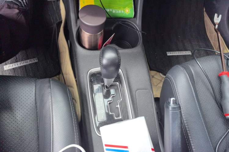 Used Mitsubishi Outlander 2014 2.4L 4x4 Deluxe Value Edition 5 Seats Gear Lever